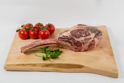 Ik goveji tomahawk steak – suho zorjeno (1 kg)